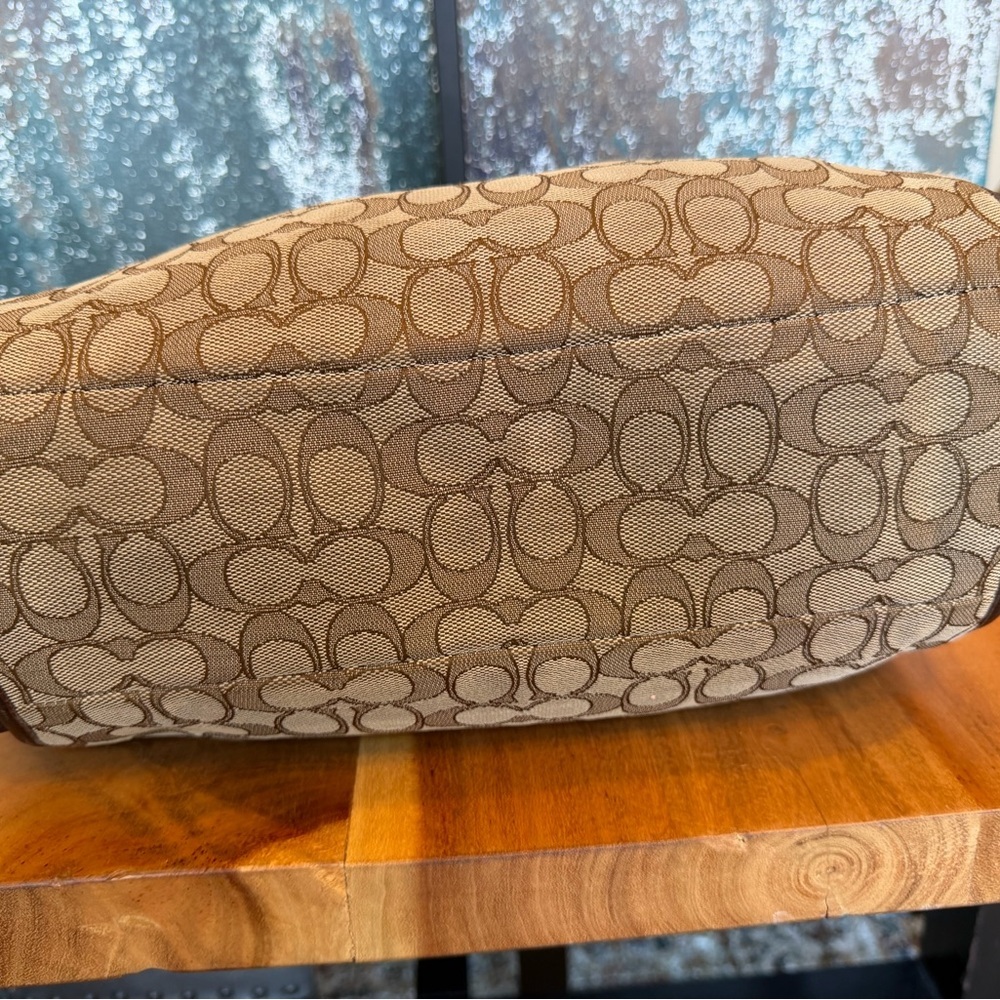 Coach 2010’s Signature Phoebe Carryall - Picture 12 of 16